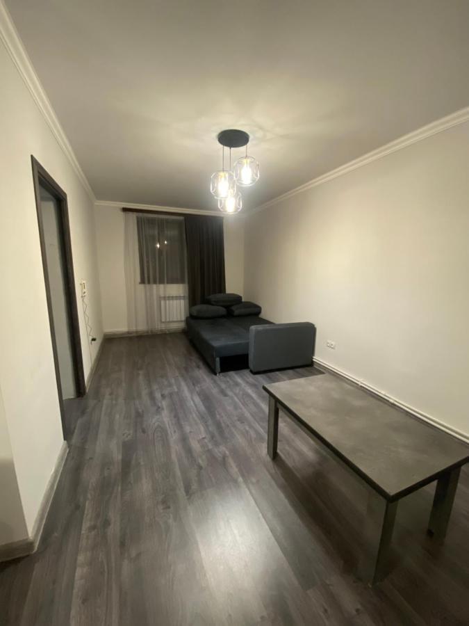 2 Cosy Apartment In Townhouse Near Airport Evn Geghanist  Eksteriør billede
